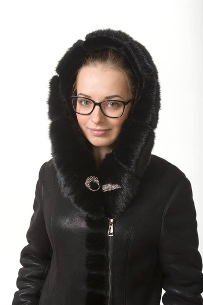 dívka v zimní Černý kabát na bílém pozadí - Fotografie, Obrázek