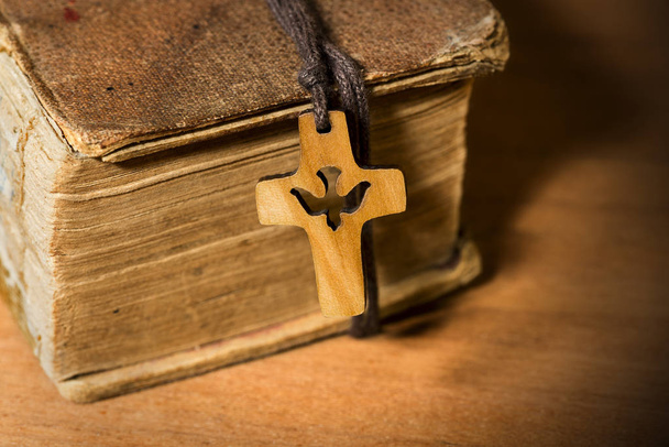 Malý dřevěný krucifix s Dove a Bible - Fotografie, Obrázek