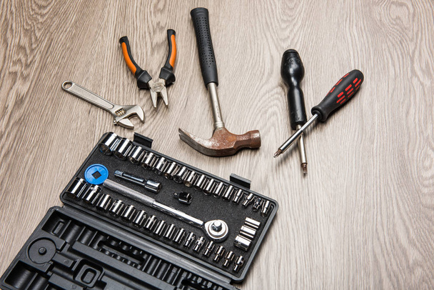 Las herramientas de reparación se colocan en la mesa de madera
. - Foto, Imagen