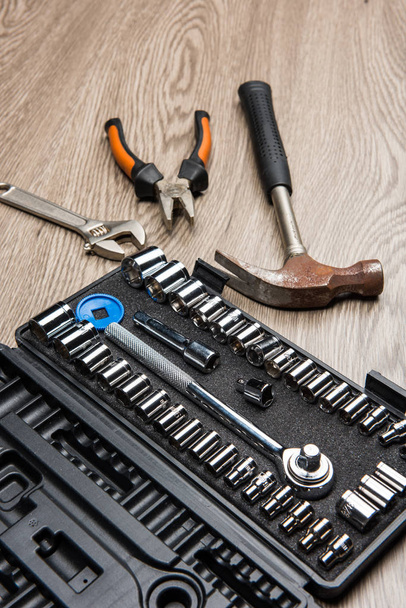 Les outils de réparation sont placés sur la table en bois
. - Photo, image