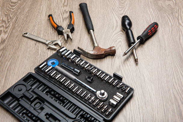 Las herramientas de reparación se colocan en la mesa de madera
. - Foto, Imagen