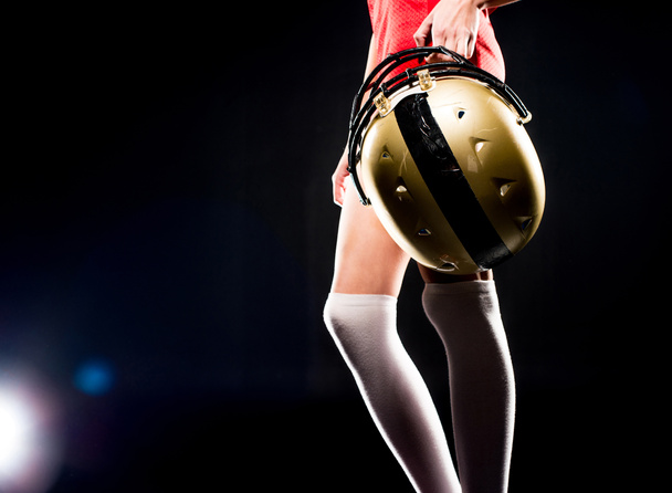 Vrouwelijke voetbal speler bedrijf helm - Foto, afbeelding