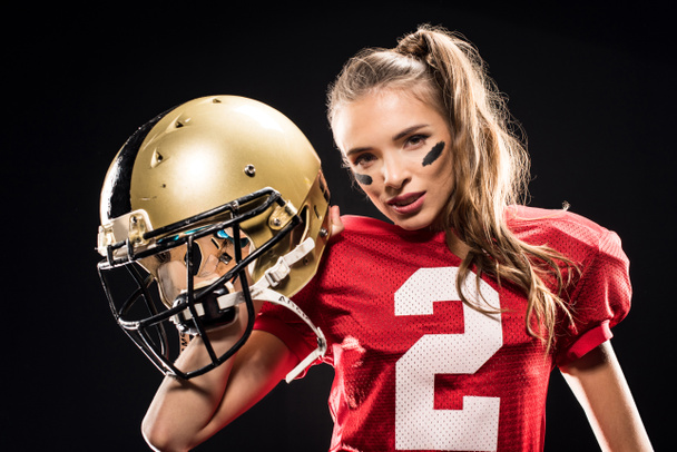 Jogadora de futebol feminino posando com capacete
 - Foto, Imagem