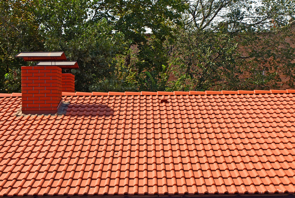 η οροφή καλύπτεται με κόκκινα κεραμίδια - Φωτογραφία, εικόνα