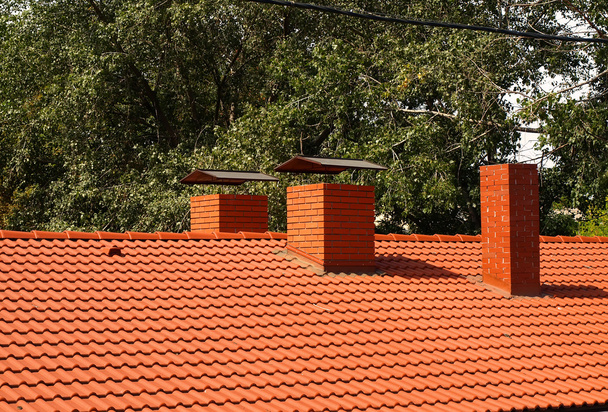 η οροφή καλύπτεται με κόκκινα κεραμίδια - Φωτογραφία, εικόνα