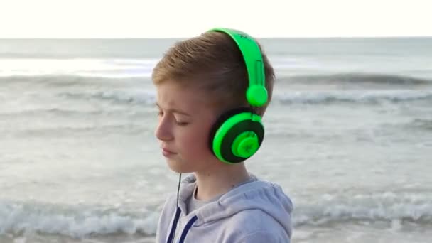 Junge mit grünen Kopfhörern - Filmmaterial, Video