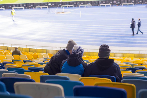 Deixe-se sentar no estádio assistindo fãs de futebol
 - Foto, Imagem