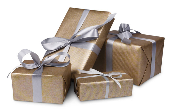 різдвяні подарункові коробки в золотому папері ізольовані на білому
 - Фото, зображення