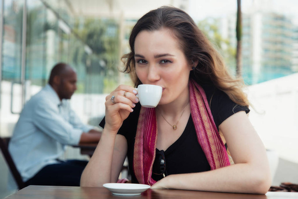 Kavkazský žena těší šálek kávy v restauraci - Fotografie, Obrázek