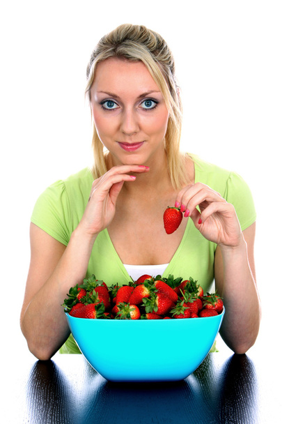 mujer joven comiendo fresas - Foto, Imagen