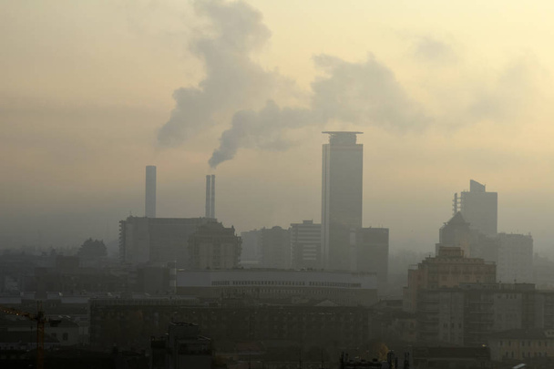 Panoraamanäkymä saastuneeseen teollisuuskaupunkiin
 - Valokuva, kuva