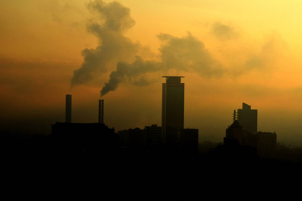 Een panorama van een vervuilde industriële stad - Foto, afbeelding