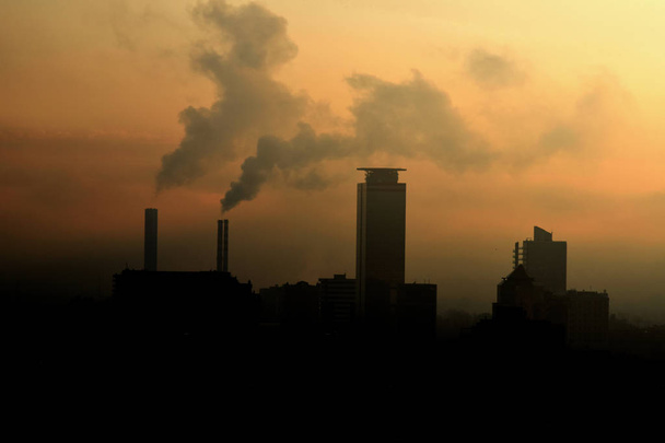 Αστική ρύπανση μιας βιομηχανικής πόλης - Φωτογραφία, εικόνα