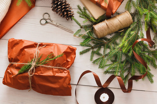 Verpackung Weihnachtsgeschenk auf weißem Holz Hintergrund - Foto, Bild