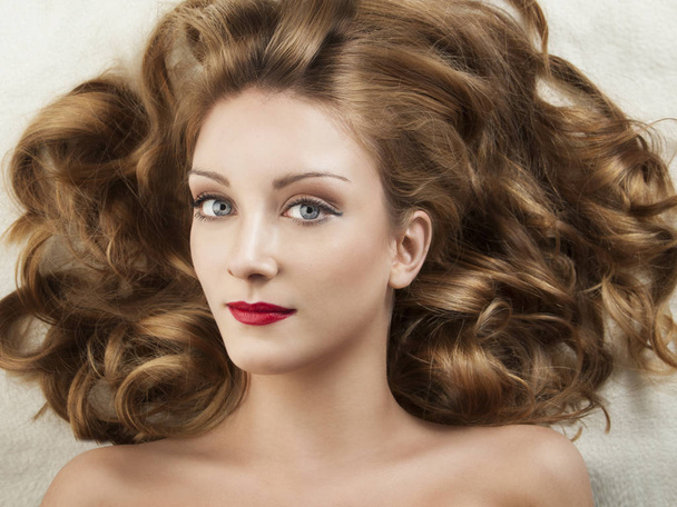 Luxus divat stílus kozmetika és smink göndör szőke hosszú haj - Fotó, kép