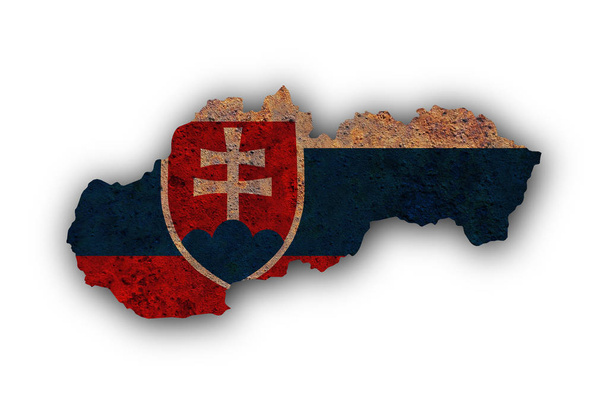 Mapa y bandera de Eslovaquia sobre metal oxidado
 - Foto, imagen