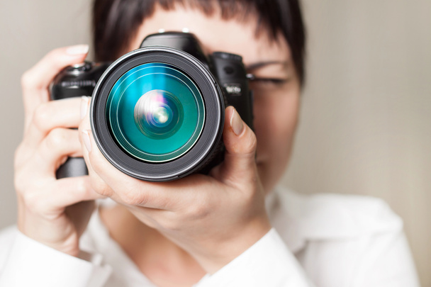 Mujer fotógrafa con cámara
 - Foto, imagen