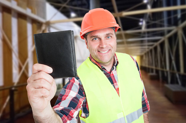 Trabajador de la construcción sonriente con billetera de dinero
 - Foto, Imagen