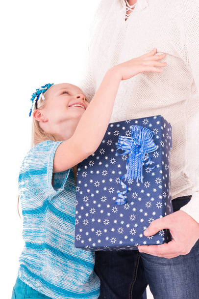 padre e hija con un regalo de Navidad
 - Foto, Imagen