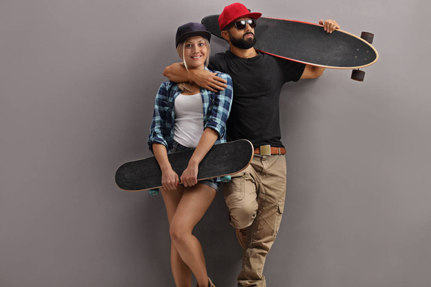 Skaters posing with longboard and skateboard - Zdjęcie, obraz