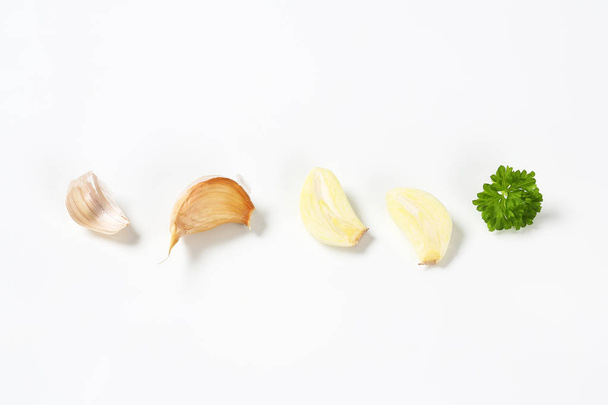 Fresh garlic clove and slices - Фото, зображення