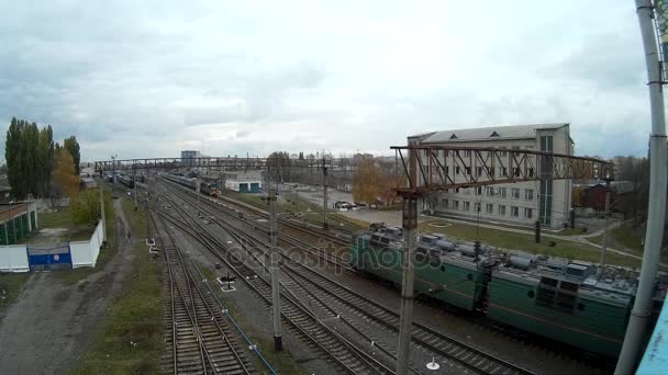 Teherszállító vonat megérkezik a vasúti állomás magas megtekintése. - Felvétel, videó