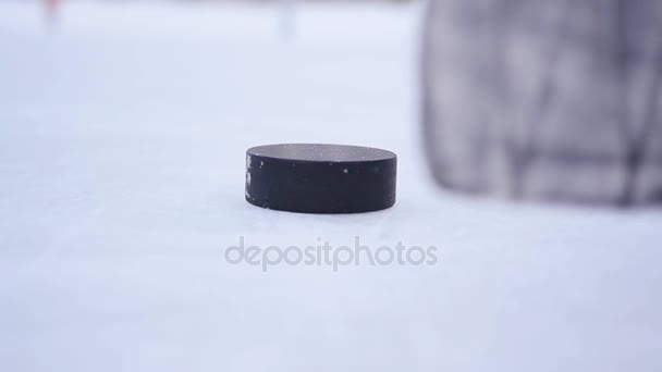 Slow Motion Hockey - speler schoot een stok op de puck-closeup - Video