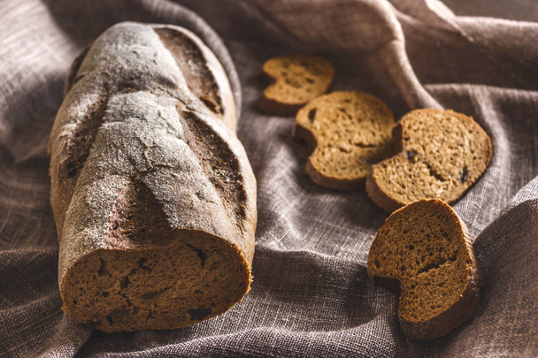 braunes Brot in einer Leinenserviette - Foto, Bild