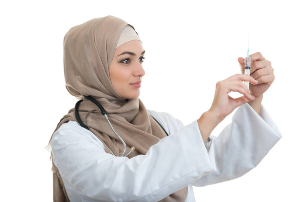 Muslim female medical doctor filling the syringe  - Zdjęcie, obraz