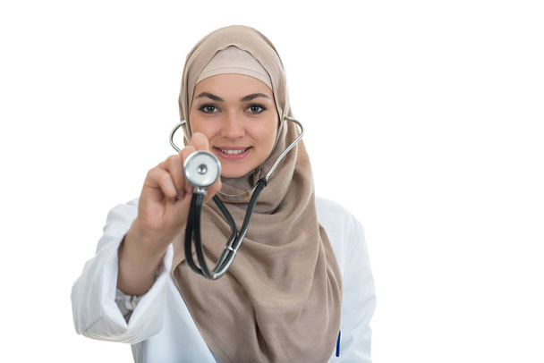 arab female doctor  using stethoscope - Foto, Imagem