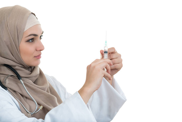 Muslim female medical doctor filling the syringe  - Φωτογραφία, εικόνα