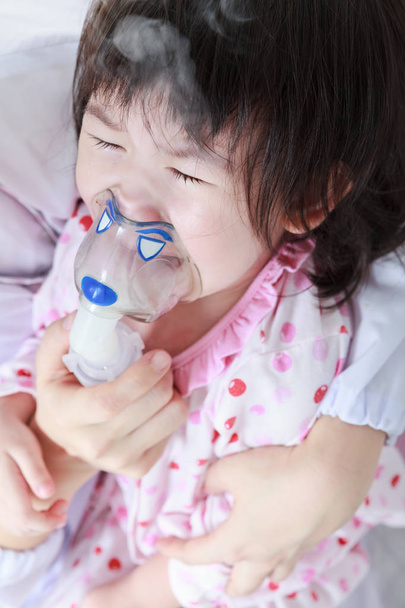 Closeup Aziatische kind respiratoire ziekte geholpen door arts. - Foto, afbeelding