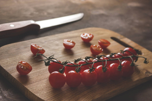 tomatoes on a cutting board - Fotoğraf, Görsel