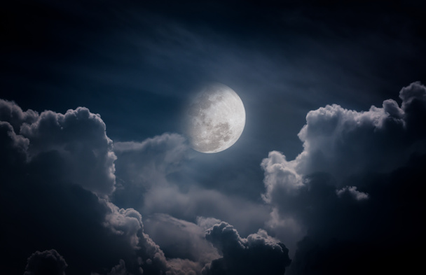 Nachtelijke hemel met wolken, helder volle maan zou maken een grote b - Foto, afbeelding
