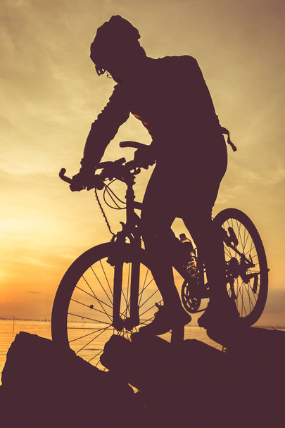 Υγιεινού τρόπου ζωής. Σιλουέτα του ποδηλάτη, το ποδήλατο στο seaside. - Φωτογραφία, εικόνα