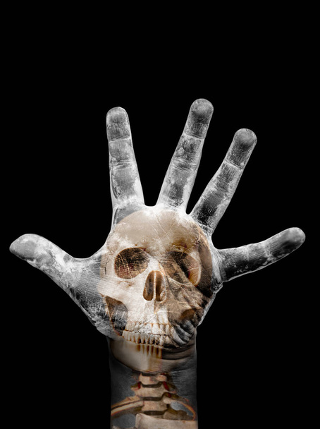 Ανθρώπινο κρανίο με το χέρι μπορεί να χρησιμοποιηθεί για το φόντο της Απόκριες. Απομονωμένα σε μαύρο φόντο. - Φωτογραφία, εικόνα