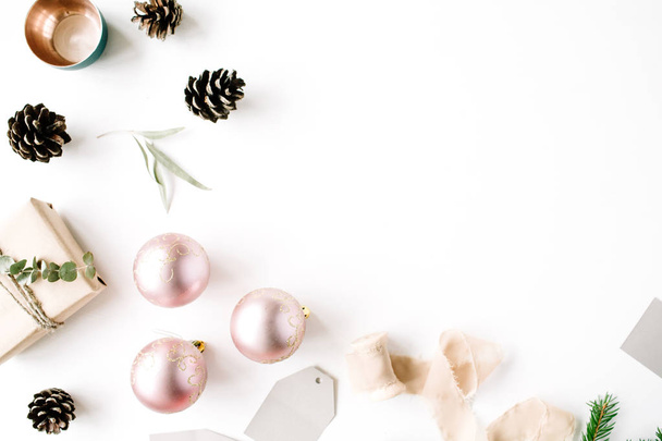 Ramos de abeto, cones de pinheiro, bolas de Natal, fita e ouropel
 - Foto, Imagem