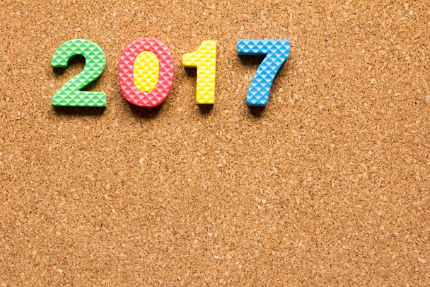 Wording 2017 a partir del alfabeto de juguete en el fondo del tablero de corcho (Concepto de feliz año nuevo
) - Foto, imagen