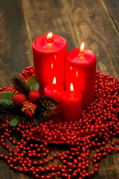Червоні свічки і різдвяний декор
 - Фото, зображення