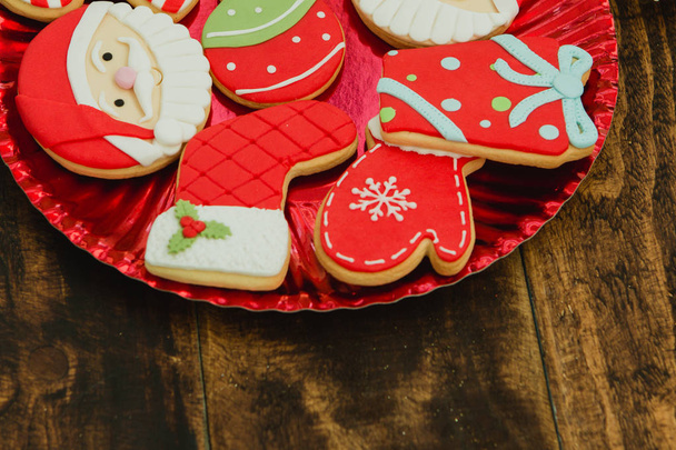 Christmas cookies on red plate - Foto, Bild