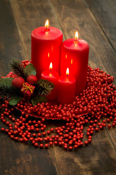 Κόκκινα κεριά και διακόσμηση για τα Χριστούγεννα - Φωτογραφία, εικόνα