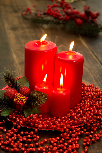Velas vermelhas e decoração de Natal
 - Foto, Imagem