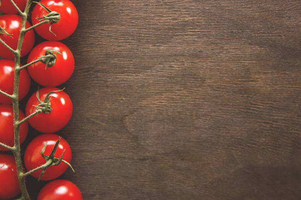 Bunch of tomatoes on a wooden background - Foto, imagen