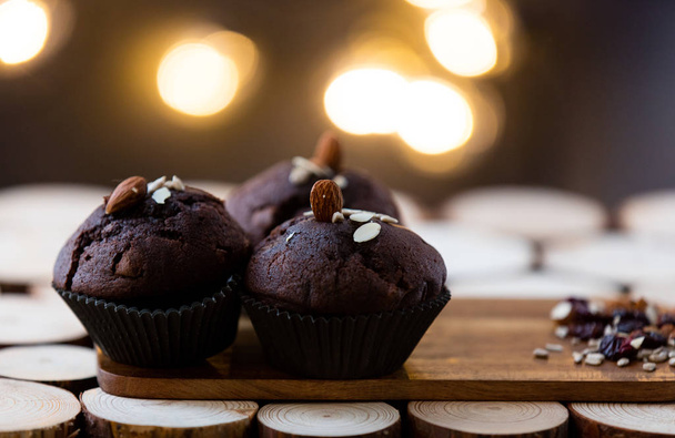 muffin au chocolat sur une table
 - Photo, image