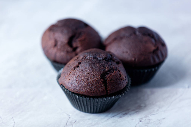 muffin au chocolat sur une table
 - Photo, image