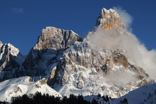 Itálie Alpy, Jižní Tyrolsko, Dolomity. Cimon della Pala nebo Cimone s mraky v Pale di San Martino skupiny. - Fotografie, Obrázek