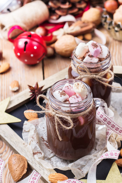 Warme chocolademelk met marshmallows en kruiden op kerst tafel - Foto, afbeelding
