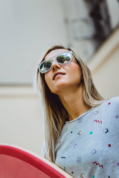 young woman in sunglasses - Fotoğraf, Görsel