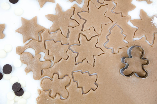 Biscotti di Natale. Cuocere. Stendere la pasta per tagliare le stelle su uno sfondo di legno
 - Foto, immagini