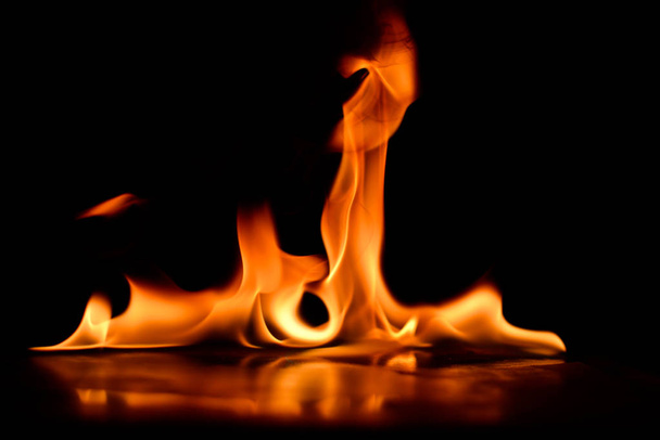 Hermosas llamas de fuego sobre un fondo negro. - Foto, Imagen